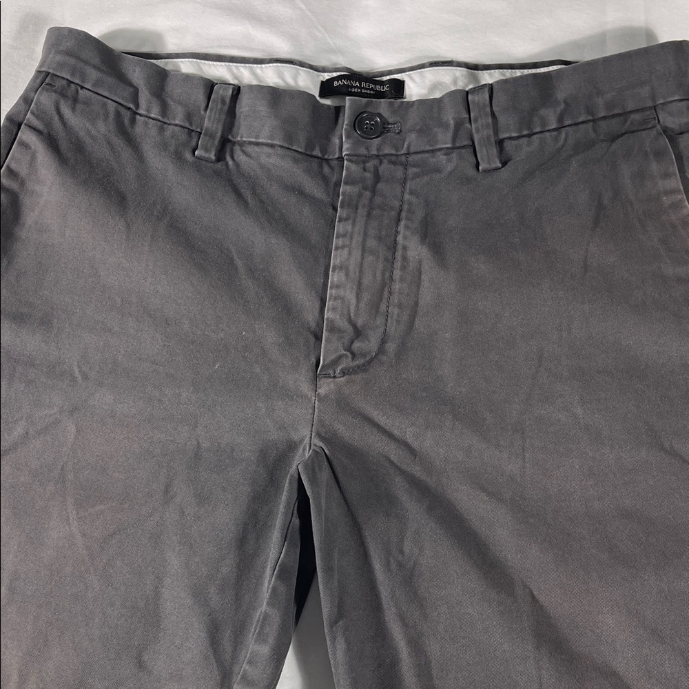 Banana Republic mens grey basic rugged flat front 9" inseam shorts - size 32